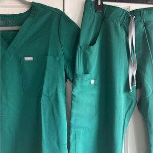 Figs Women's Hunter Green Scrub Set